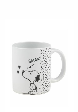 Weiße Tasse mit schwarzem gepunktetem Muster und einem Comic-Hund, der aufrecht steht, die Augen geschlossen hat und den Text "SMAK!" sowie Herzen an seiner Nase zeigt.