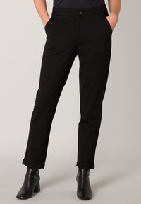 Zwarte op maat gemaakte broek met een rechte pasvorm, voorzien van zijzakken, een knoopsluiting en een soepele stofstructuur.