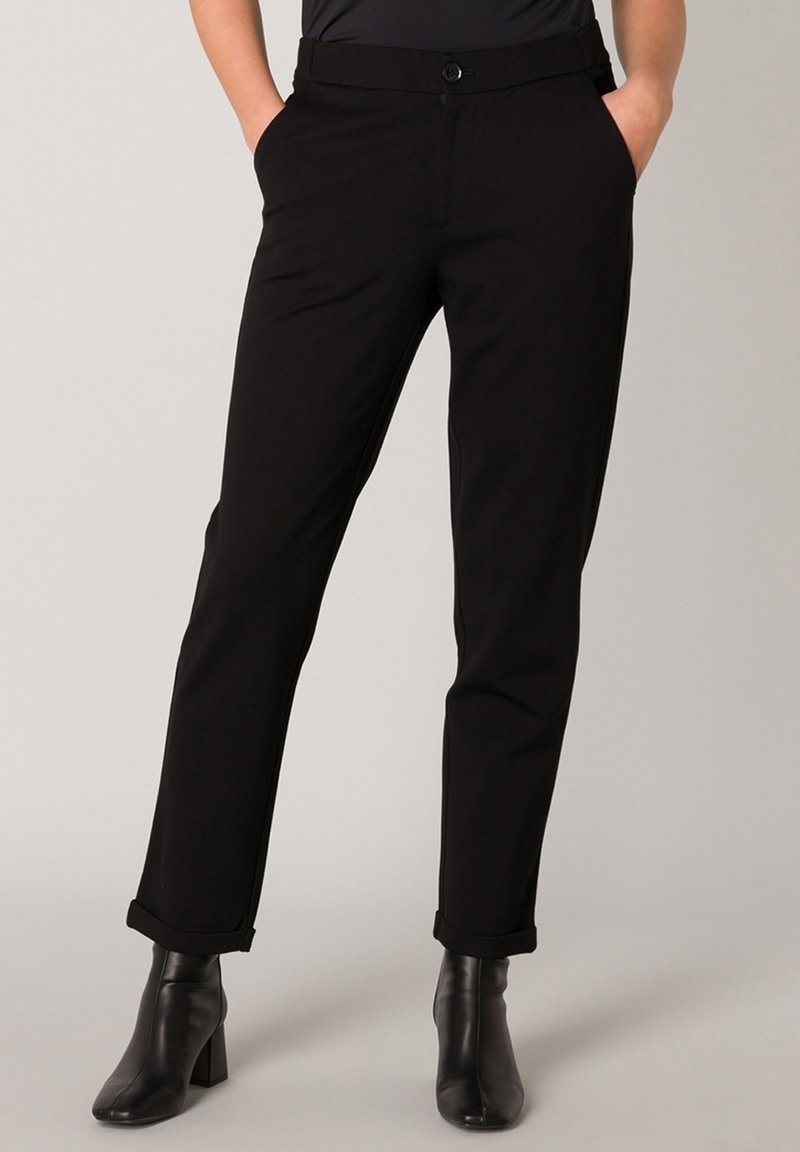 Zwarte op maat gemaakte broek met een rechte pasvorm, voorzien van zijzakken, een knoopsluiting en een soepele stofstructuur.