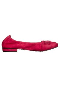 Ballerines en cuir rose avec un détail en strass décoratif à l'avant, dotées d'un petit talon et d'une semelle flexible. Texture lisse.