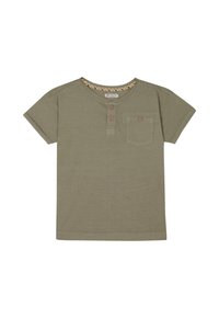 Oliwkowa koszulka z krótkim rękawem wykonana z miękkiego materiału, z dekoltem henley, dwoma guzikami i kieszenią na piersi z kontrastującym wnętrzem.
