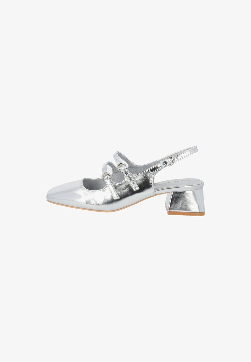 Srebrny metaliczny but na obcasie typu slingback z wydłużonym noskiem, dwoma dekoracyjnymi paskami i słupkowym obcasem. Gładka tekstura i minimalistyczny design.