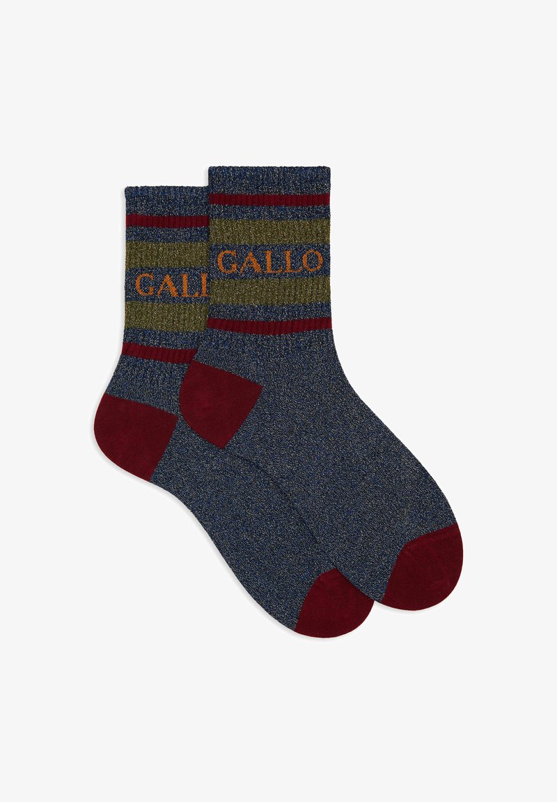 Un paio di calze alla caviglia con strisce blu scuro, verde oliva e rosse, punte e talloni rossi, e il testo "GALLO" sulla parte superiore del risvolto.