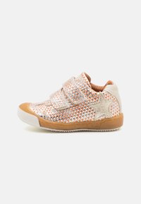 Sneakers na rzepy z teksturowaną siateczką w kolorze srebrnym i pomarańczowym, gumową podeszwą oraz metaliczną gwiazdką na boku.