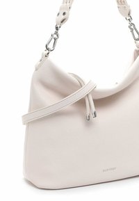 Borsa a spalla in morbida pelle bianca con design sfogliato, hardware in argento e tracolla intrecciata. Presenta una chiusura a coulisse e un logo in rilievo.