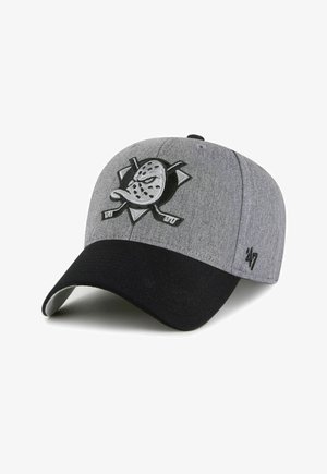 Szaro-czarna czapka z daszkiem z wyhaftowanym na przodzie logo przedstawiającym zły hokejowy maskę i skrzyżowane kije oraz z oznaczeniem '47' po boku.