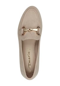 Beige suède instapper met een ronde neus, gouden hardwareaccent, een gladde textuur en subtiele stikseldetails.
