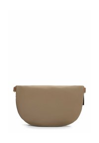 Beige clutchväska med rundad form, slätt syntetmaterial, dragkedjestängning och en liten läderdetalj på ena sidan.