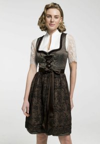 Bruin traditioneel kledingstuk met een kanten blouse, korzetstijl lijfje, decoratieve veters en een satijnen riem. Beschikt over ingewikkelde bloemmotieven.