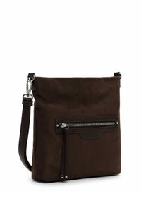 Bolso de hombro de ante marrón con un bolsillo frontal con cremallera, herrajes plateados, correa ajustable y logotipo grabado en el detalle de cuero.