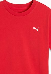 Κόκκινο βαμβακερό T-shirt με στρογγυλή λαιμόκοψη και μικρό λευκό λογότυπο Puma στην αριστερή πλευρά του στήθους.