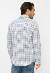 Geverifieerd shirt in lichtgrijs met een marineblauw en wit ruitpatroon. Lange mouwen, knoopmanchetten en een gebogen zoom. Katoenmix stof.