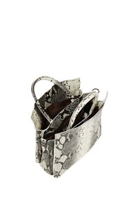 Tote-bag med pythonmønster i sort og hvid. Den har dobbelte håndtag, et rummeligt interiør og en glat tekstur. Det åbne design afslører en brun foret indvendig.