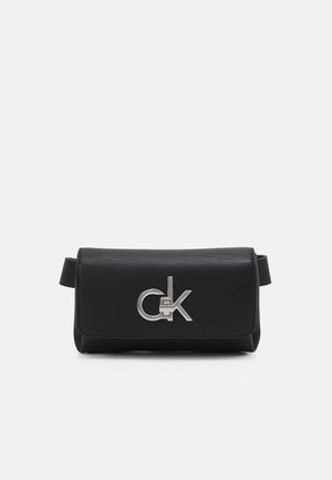 Czarna teksturowana skórzana nerka z srebrną klamrą z logo "ck" na przedniej klapce i regulowanymi bocznymi paskami.