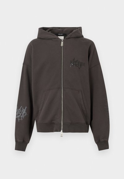 Σκούρα γκρι φούτερ με φερμουάρ και κουκούλα, με γραφικά σχέδια στο μπροστινό μέρος και στο δεξί μανίκι, καθώς και μπροστινές τσέπες. Μαλακό ύφασμα με ριμπ μανσέτες.