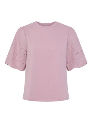 Lyserød t-shirt med korte puffærmer og blomster-øjlet detaljer. Blødt, letvægtsstof med rund halsudskæring og lige kant.