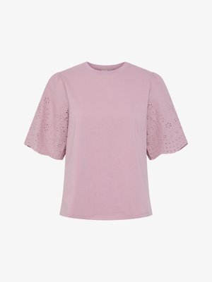 Roosa T-särk lühikeste puffvarrukatega, millel on lilleline pitsdetail. Pehme, kerge kangas ümmarguse kaelusega ja sirge äärega.