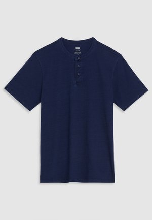 Marineblauw shirt met korte mouwen in henley-stijl, gemaakt van zachte stof, met een ronde halslijn en een sluiting van drie knopen. Gladde textuur, eenvoudig design.
