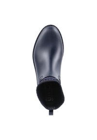 Botín de tobillo impermeable en azul oscuro con acabado brillante y suave, panel lateral elástico y tira en el talón para facilitar su uso. Interior forrado con un tejido suave.