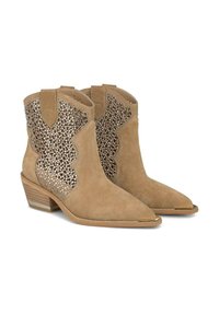 Botas de tobillo de ante color menta con punta afilada, que presentan un patrón decorativo de cuentas a los lados y un tacón de madera apilado.