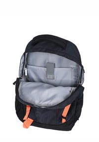 Zaino in tessuto nero con spallacci arancioni, manico superiore, interno foderato grigio, tasca interna e chiusura con cerniera. Adatto per l'uso quotidiano.