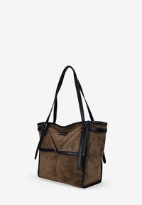 Bolso tote de ante marrón con ribete de cuero negro, que presenta una forma estructurada, dos correas largas y acentos decorativos de costura.