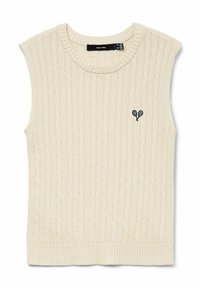 Maglione senza maniche in crema con motivo a treccia, scollatura rotonda e bordo a costine. Presenta un piccolo ricamo di una racchetta da tennis nera.