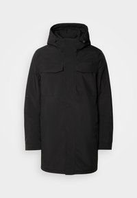 Parka larga negra con capucha, dos bolsillos en el pecho y cremallera frontal. Fabricada con un material liso y resistente al agua.