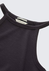 Ciemnoszary prążkowany top bez rękawów wykonany z materiału pochodzącego z recyklingu. Posiada okrągły dekolt oraz teksturowany materiał. Widoczna metka marki.