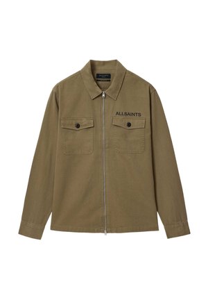 Olivgrüne Jacke mit Reißverschluss und Kragen, zwei geknöpften Brusttaschen und dem Schriftzug "ALLSAINTS" über der linken Tasche.