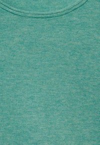 Svetle tyrkysový svetr s kulatým výstřihem; měkká, ribbovaná textura s jemným melanžovým vzorem; hladký povrch a standardní střih.