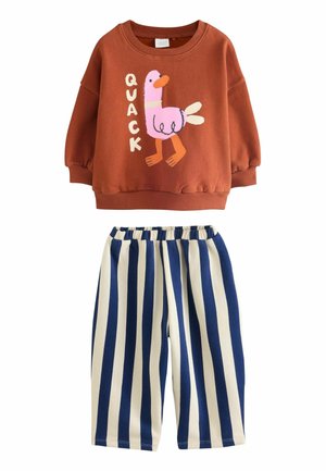 Kinderoutfit mit braunem Sweatshirt mit pinker Ente und der Aufschrift „QUACK“, kombiniert mit blau-weiß vertikal gestreiften Hosen.
