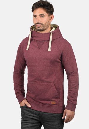 Bordeaux pullover hoodie med krave, snore og frontlomme. Har et tekstureret stof og kontrasterende inderside.