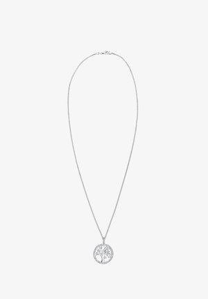 Silberne Halskette mit einem runden Anhänger, der ein Baumdesign zeigt, verziert mit klaren Steinen, die feine Details und Texturen zur Schau stellen.