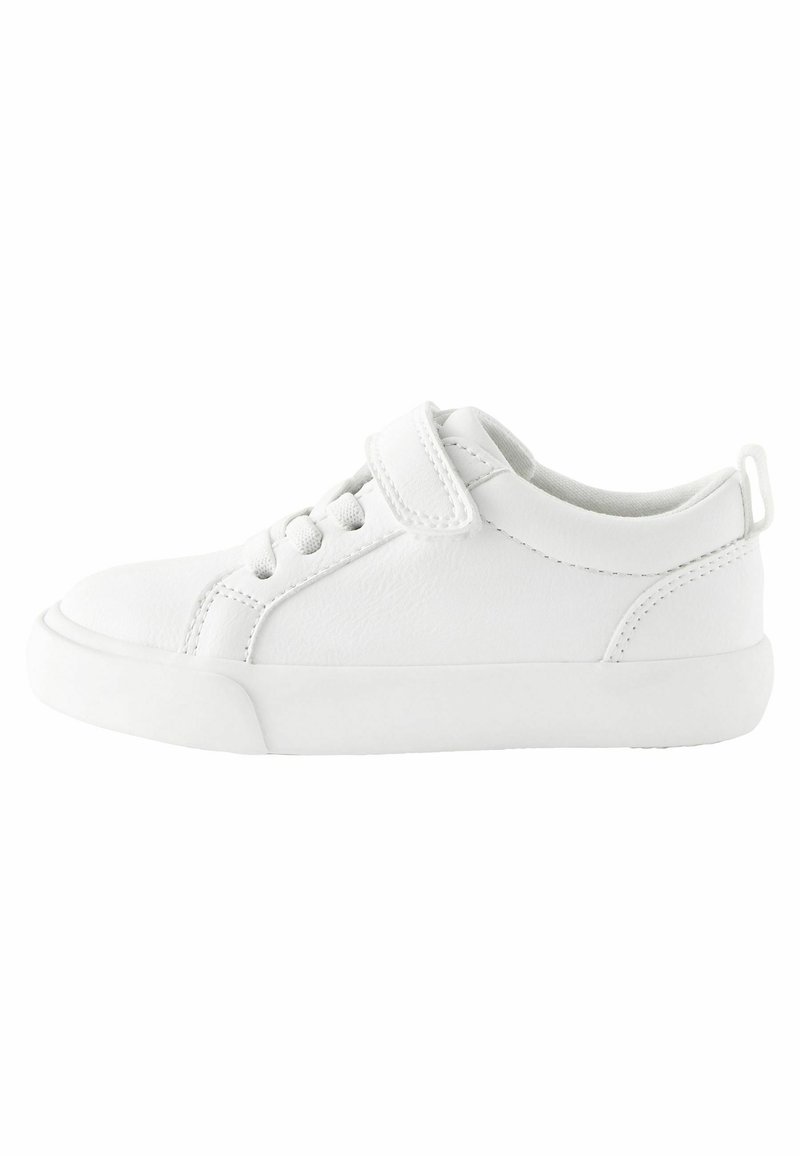 Hvide lædersneakers med rund tå, flad hvid sål, snøre og velcrobåndlukning samt en lille hækpull-tab. Glat tekstur.