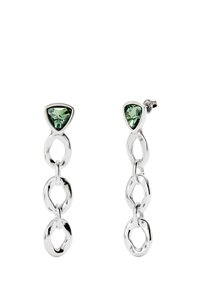 Boucles d'oreilles en argent ornées d'une pierre précieuse verte triangulaire en haut, reliées par des chaînes ovales entrelacées, avec une finition brillante.