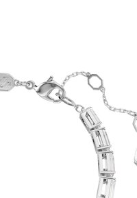 Zilveren armband met rechthoekige, kristalachtige schakels en een karabijnsluiting. Ketting heeft achthoekige accenten en een gepolijste afwerking.