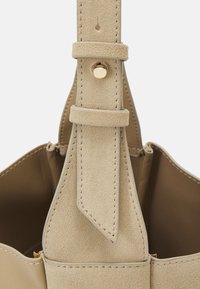 PARFOIS Handtas - ecru