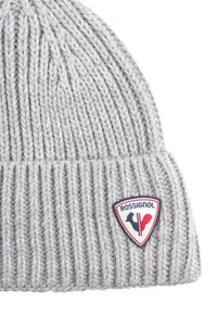 Beanie a costine grigio chiaro con risvolto e patch del logo triangolare Rossignol che presenta un gallo rosso e nero.
