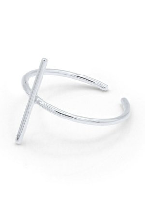 Bague jonc ouverte en argent avec un détail de barre verticale, finition polie lisse et design moderne minimaliste.