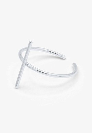 Bague jonc ouverte en argent avec un détail de barre verticale, finition polie lisse et design moderne minimaliste.