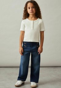 Reiss REISS MARGOT COTTON POINTELLE BUTTON T-SHIRT - Základné tričko - ivory