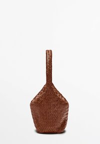 Braune geflochtene Tragetasche mit rundem Boden, langen Griffen und intricater geflochtener Textur. Die glatte Oberfläche verstärkt ihr natürliches Erscheinungsbild.