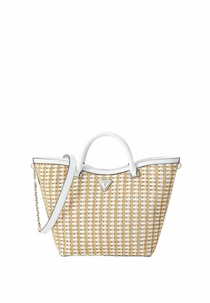 Sac fourre-tout tissé beige et blanc avec des anses blanches, une bandoulière amovible et une petite plaque triangulaire avec le logo Guess à l'avant.