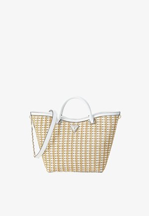 Sac fourre-tout tissé beige et blanc avec des anses blanches, une bandoulière amovible et une petite plaque triangulaire avec le logo Guess à l'avant.