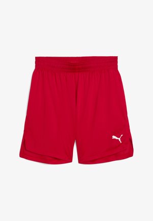Czerwone szorty sportowe z elastycznym pasem i małym białym logo Puma na dolnej lewej nodze, przedstawione na jednolitym białym tle.