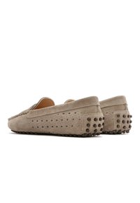 Nubuck loafers in lichtbeige met een ronde neus, geperforeerde bovenkant en een gestructureerde rubberen zool met kleine, verhoogde stippen voor grip.