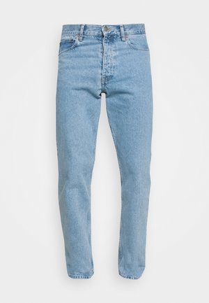 Lichtblauwe denim jeans met een klassieke vijf-pocketontwerp, ritssluiting en licht taps toelopende benen, met subtiele wassing en stiksels.