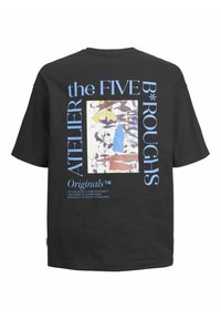 Camiseta de algodón negra con una colorida obra de arte abstracto y texto en blanco y azul en negrita. Diseño de manga corta y un corte relajado.