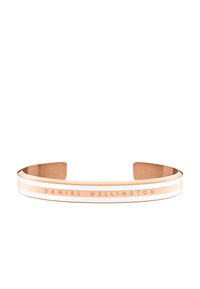Bracciale in rame placcato oro rosa con strisce di smalto bianco. Presenta il testo inciso "Daniel Wellington" sulla superficie opaca. Design elegante e minimalista.